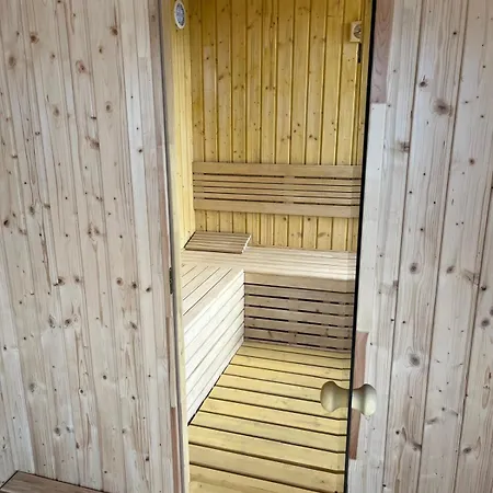 Caloroczny Hawaje Nad Jeziorem Kazub Holiday home *